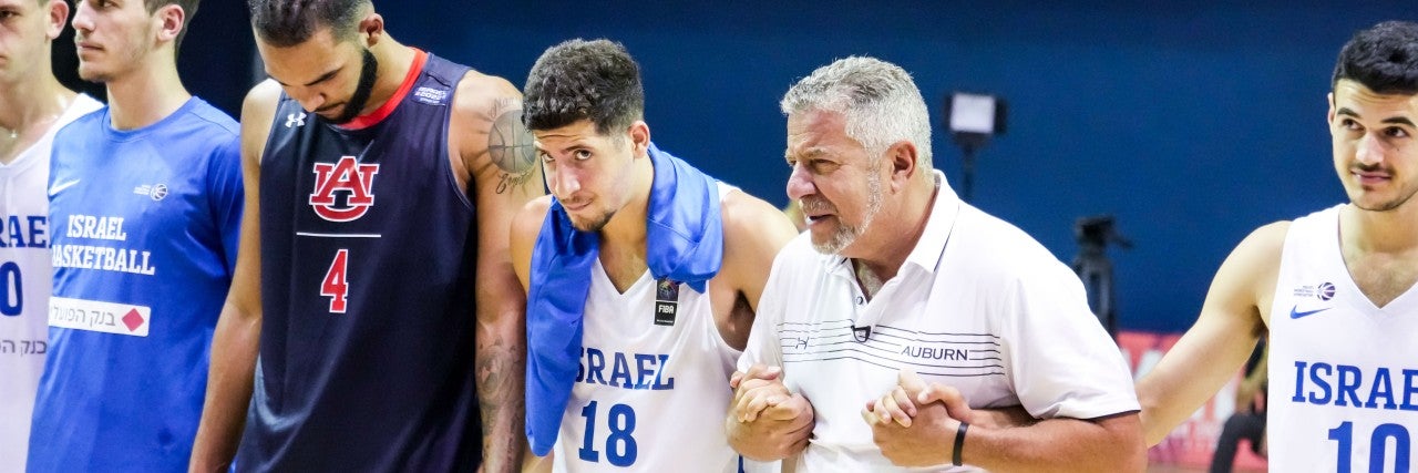 Photo of Bruce Pearl and Auburn University Men's Basketball Team arm in arm with Israeli National Team